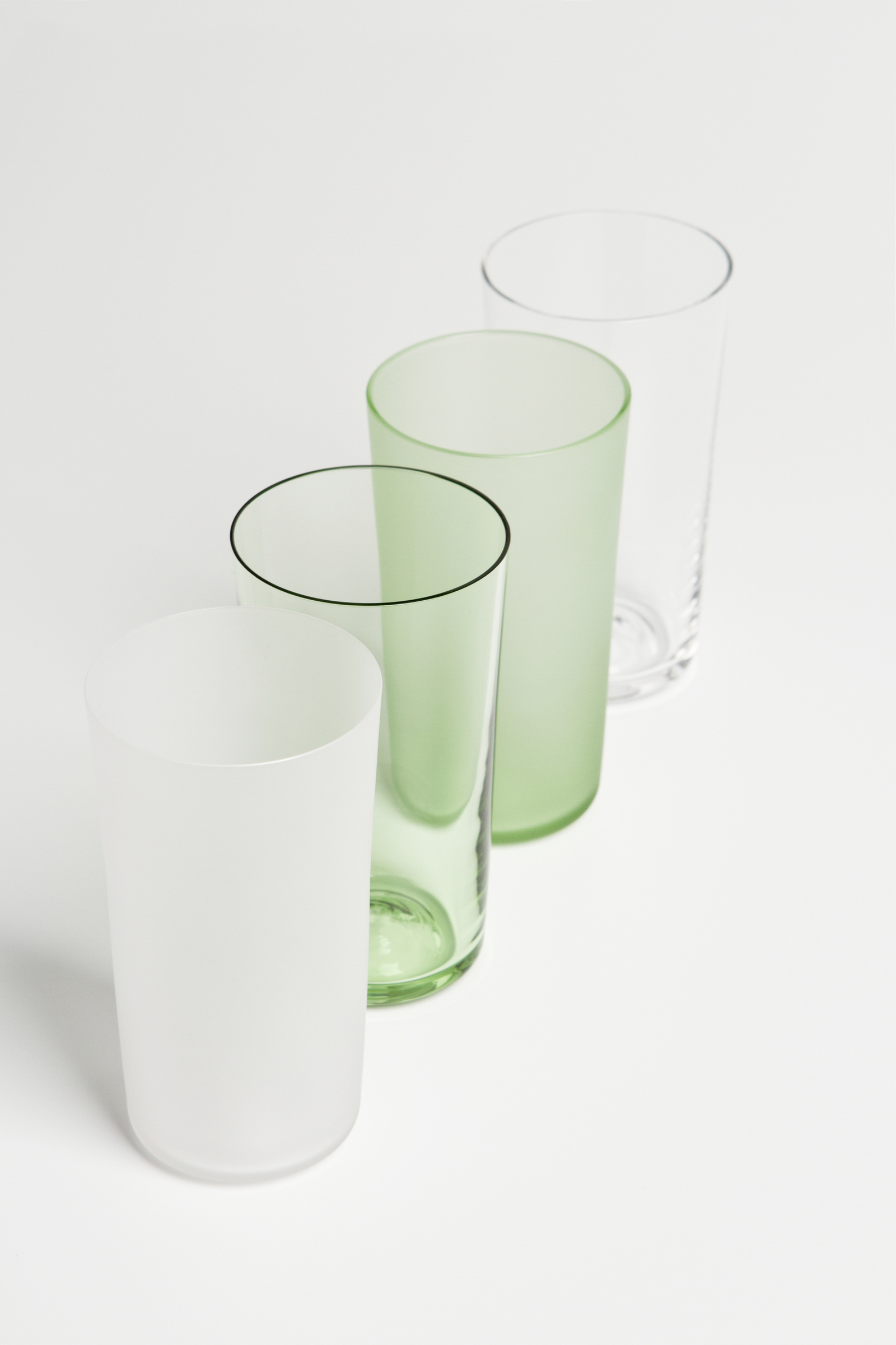 Le verre emblématique «Verre Commun» est fabriqué à partir du verre vert finition translucide. La collection Verre Commun a aussi été déclinée en 4 types de verre : clair translucide, vert transparent, vert translucide et clair transparent