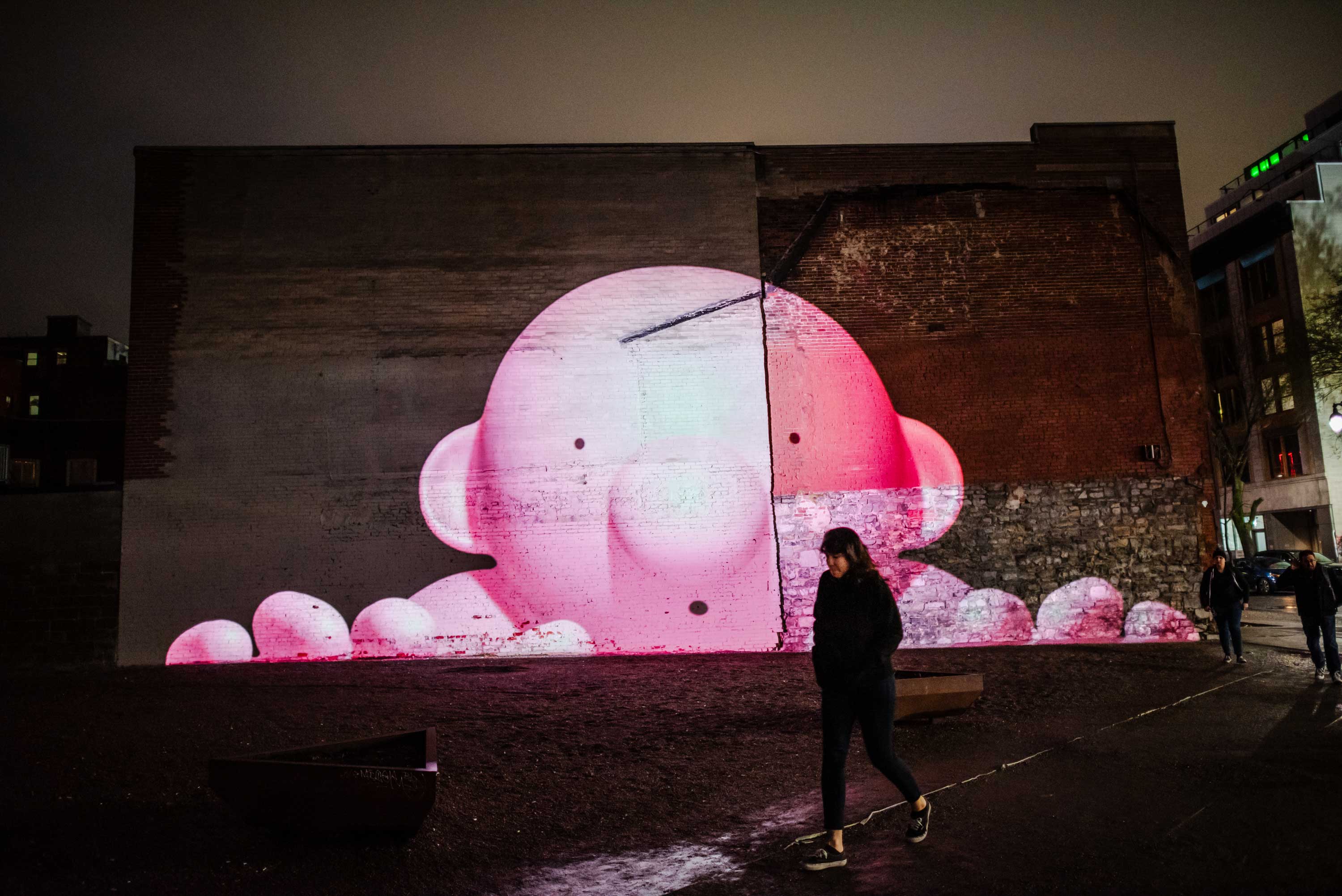 mapping sur un mur de brique