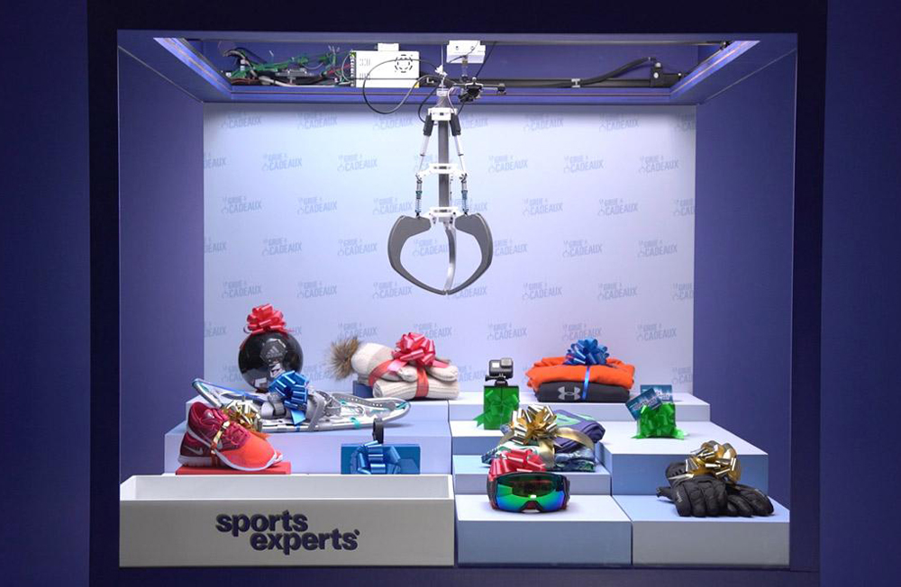 Interactive gift crane for Sports Experts, Montréal, 2017