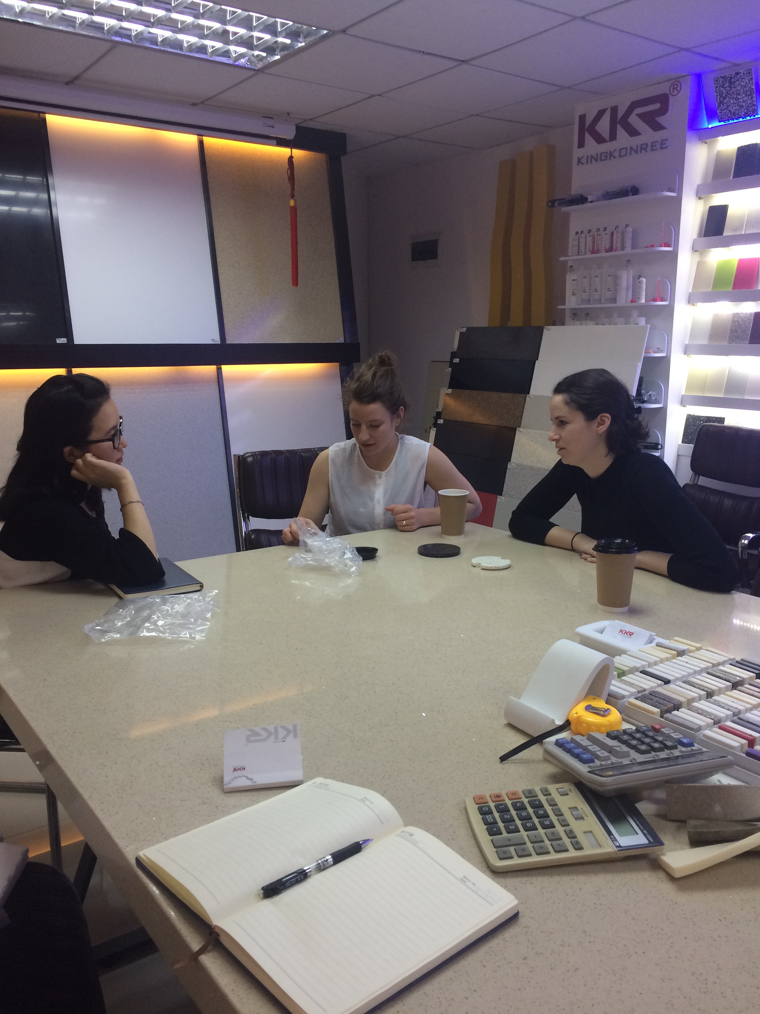 Gabrielle Falardeau and Élyse Leclerc (Jarre) visit the chinese supplier Kingkonree