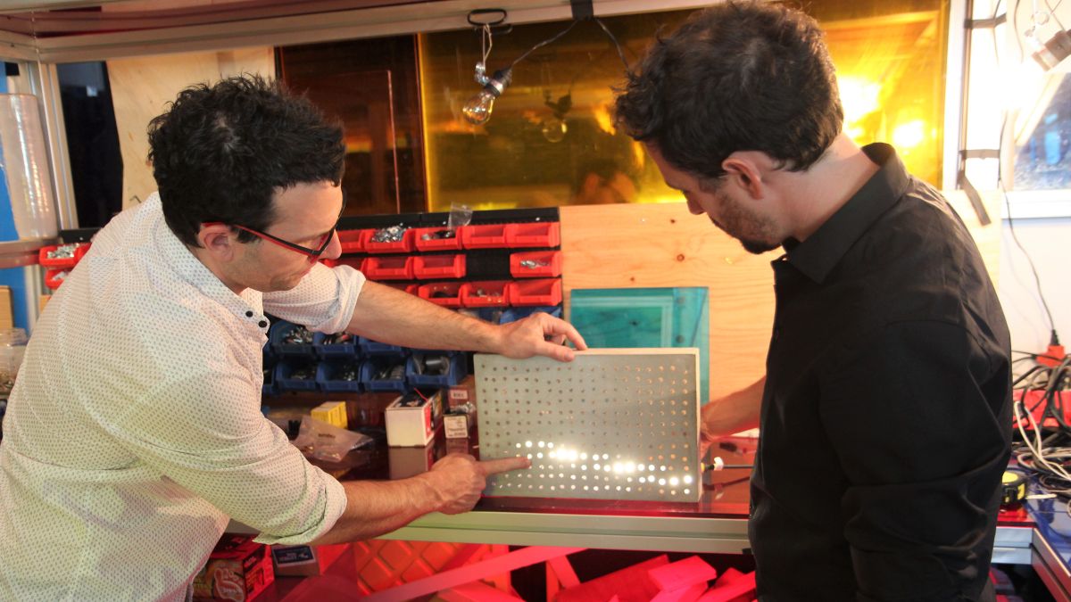 Louis-Xavier Gagnon-Lebrun et Félix Dagenais effectuant des tests de lumière. Louis-Xavier Gagnon-Lebrun et Félix Dagenais effectuant des tests de lumière.