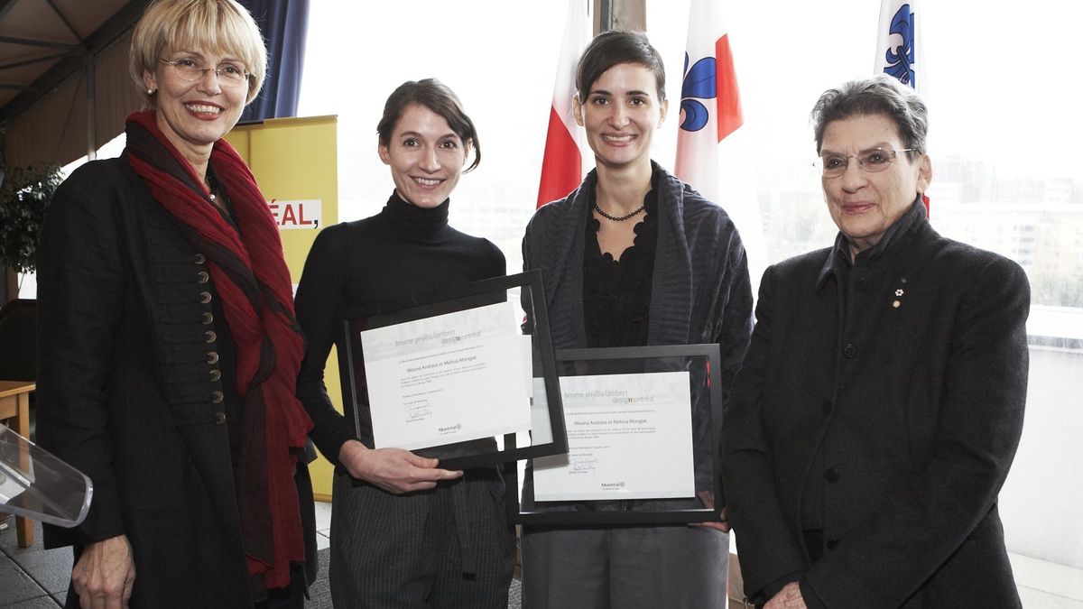 Cérémonie de remise officielle de la bourse Phyllis-Lambert Design Montréal, 7 octobre 2010 : Helen Fotopulos, membre du comité exécutif de la Ville de Montréal, Melissa Mongiat et Mouna Andraos, lauréates 2010, et Phyllis Lambert