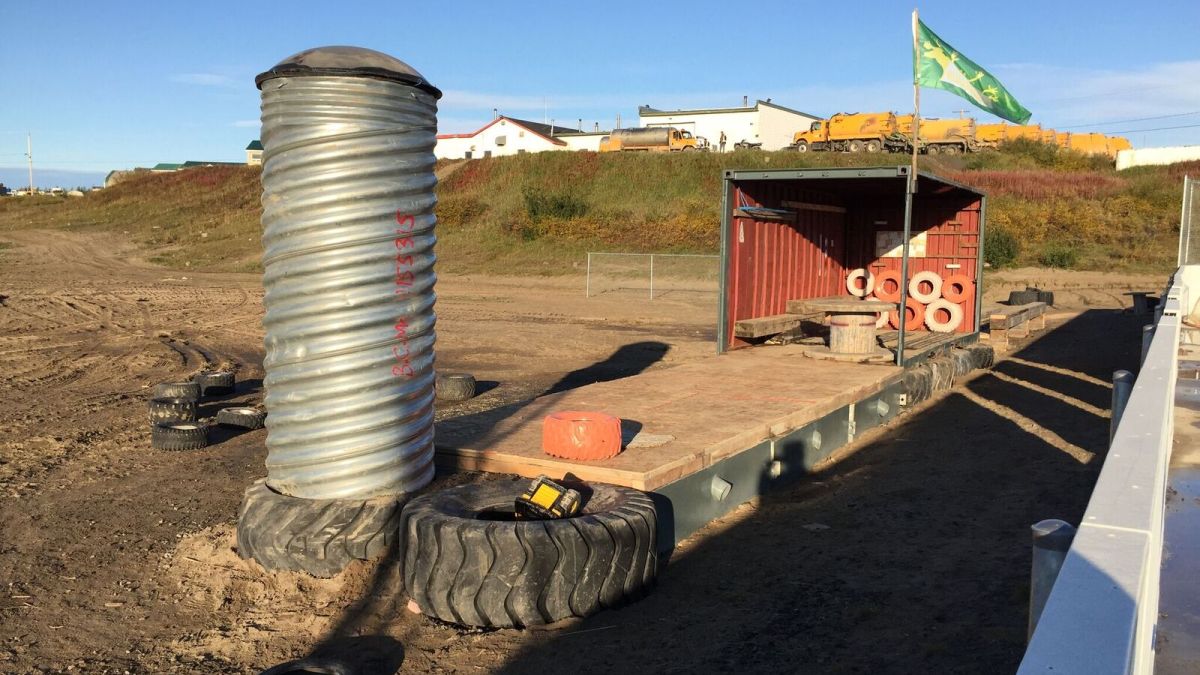 Abri multifonctionnel conçu en utilisant un vieux conteneur réalisé lors d’un projet à Kuujjuaq dans le cadre de la Charrette interuniversitaire du Centre Canadien 