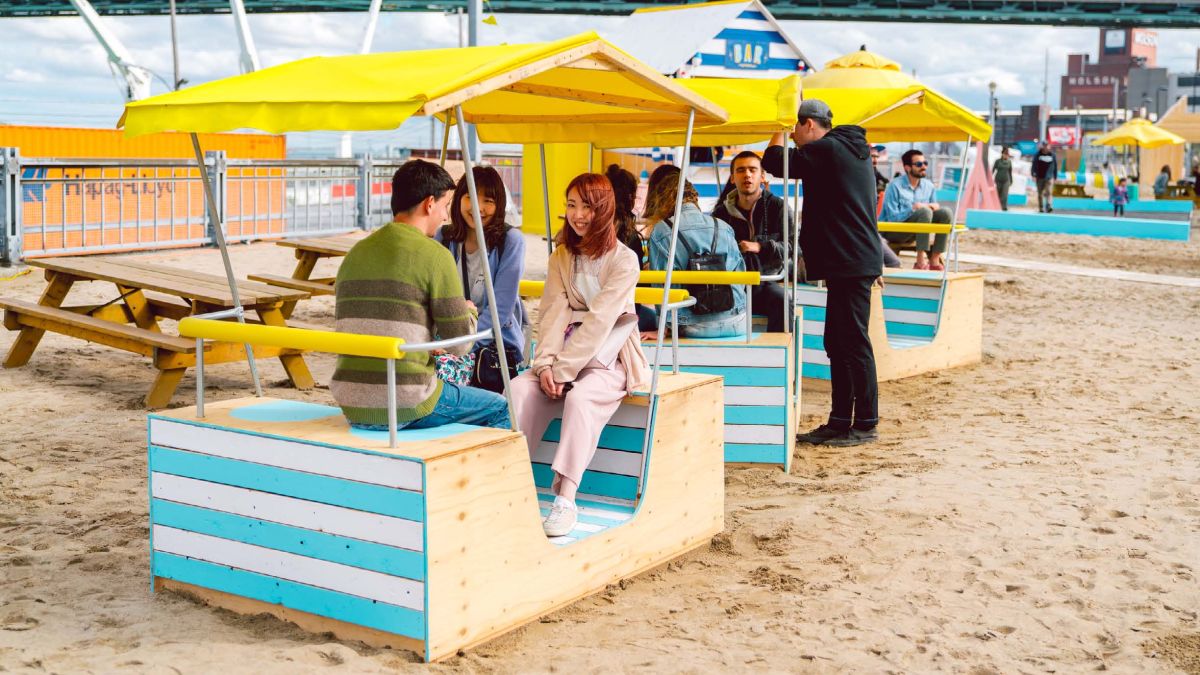 Minirail jaune, mobilier de plage pour le Village au Pied-du-Courant Minirail jaune, mobilier de plage pour le Village au Pied-du-Courant