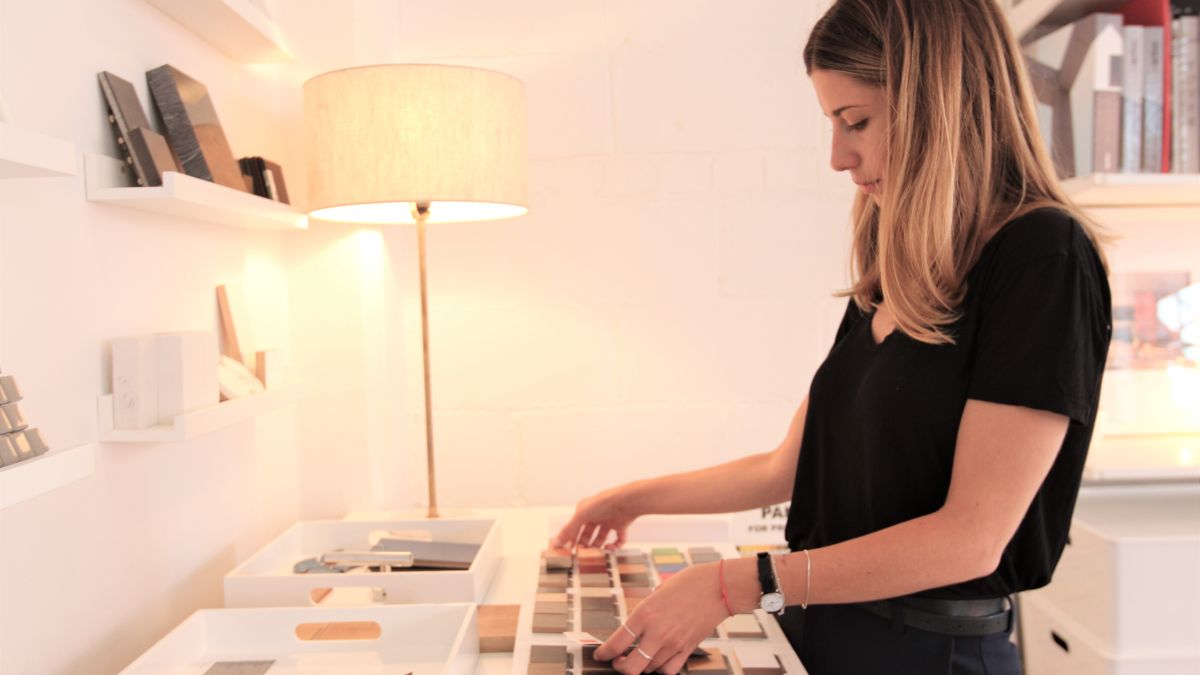 Pascale Viglas selecting samples in her worlkhop Pascale Viglas selecting samples in her worlkhop