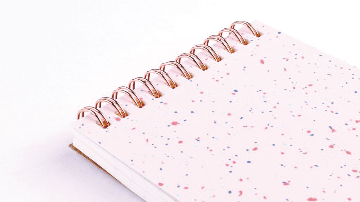 Confettis roses Reporter-Style Notebook