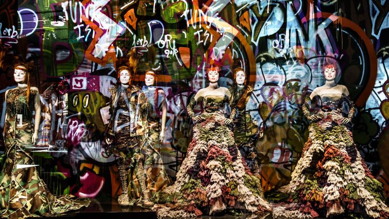 «La planète mode de Jean Paul Gaultier : de la rue aux étoiles»