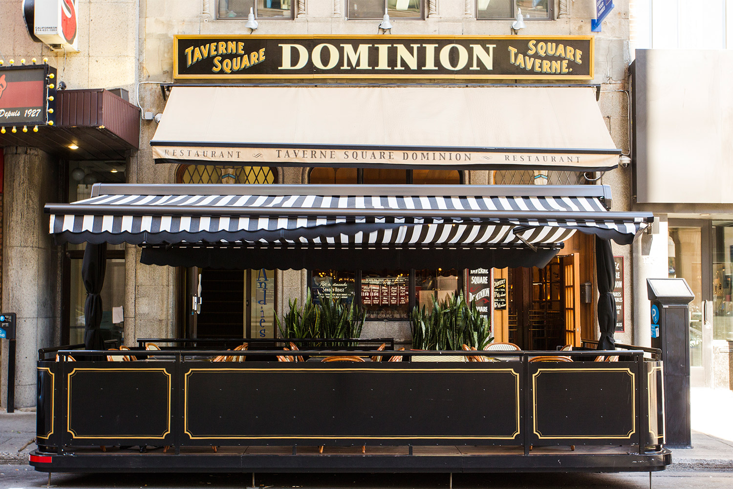 Dominion Square Taverne Terrasse, Montréal, 2015