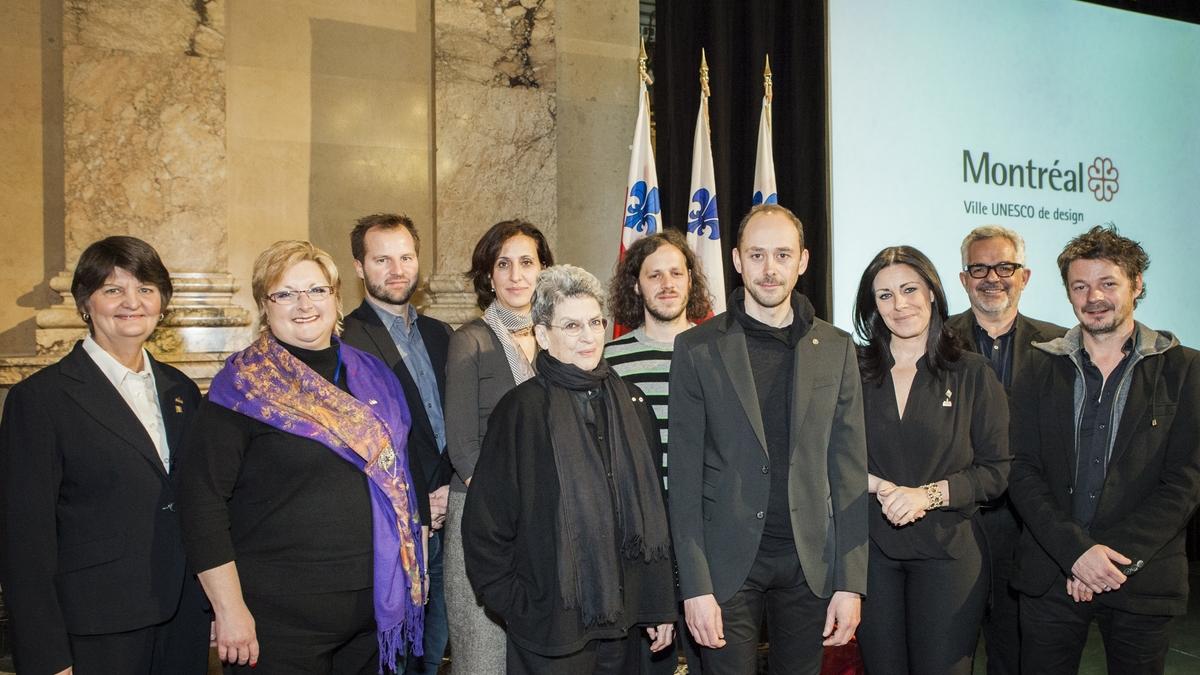 Cérémonie officielle de remise de la bourse Phyllis-Lambert Design Montréal, 9 décembre 2013. Les lauréats en compagnie des membres du jury et des élus.