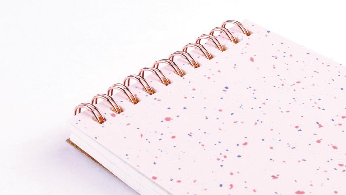 Confettis roses Reporter-Style Notebook