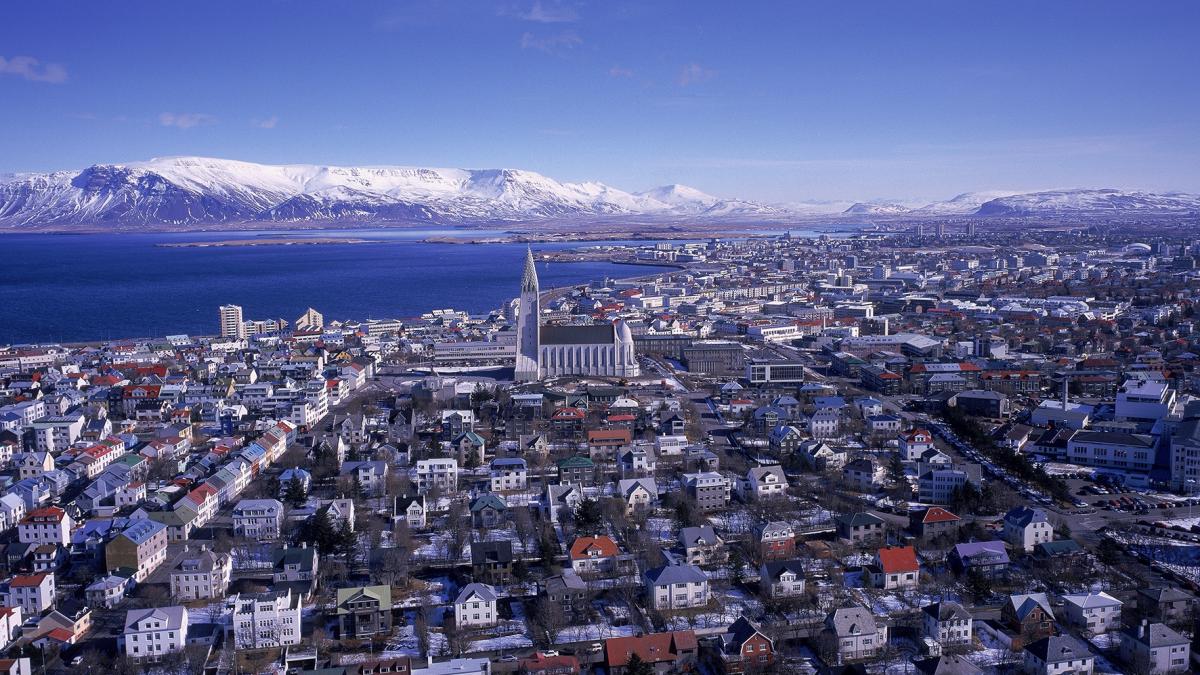 Panorama de la ville avec vue sur le Mont Esja; Reykjavik, Islande - Ville de  Ville de littérature