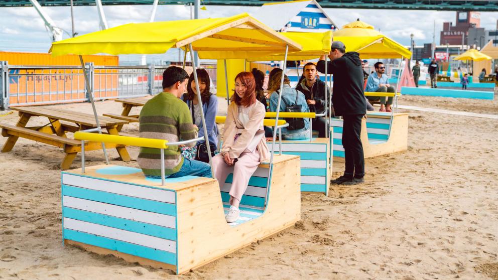 Minirail jaune, mobilier de plage pour le Village au Pied-du-Courant