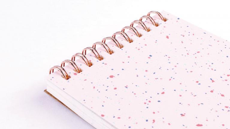 Confettis roses Reporter-Style Notebook