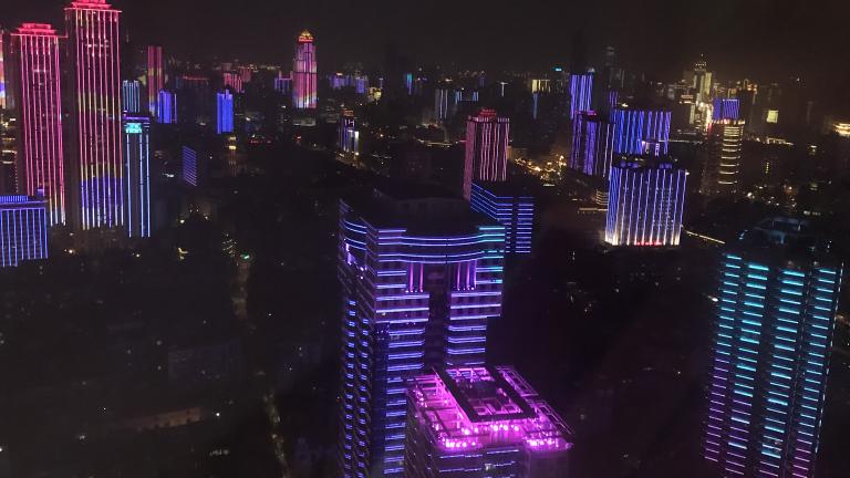 Paysage de Wuhan qui se révèle en profondeur, laissant voir les ruptures d’échelle